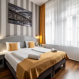 Full Moon Otel Budapeşte